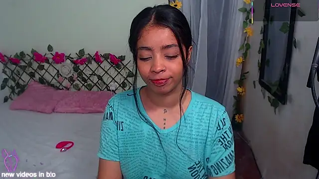 Angie Lee01 online show from September 19, 2025, 1:26 pm