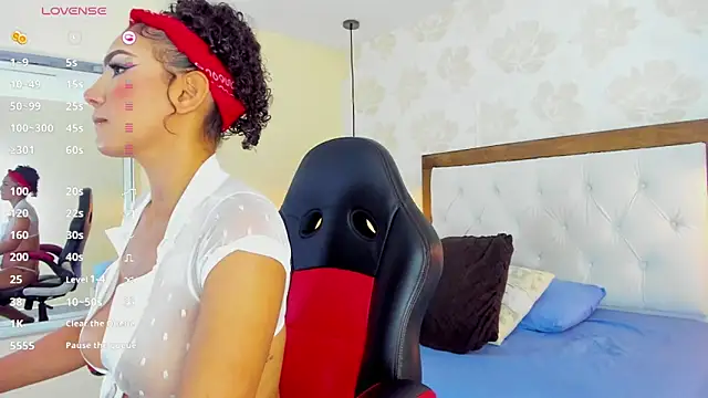 IRISCLARK1 online show from October 3, 2025, 7:15 pm