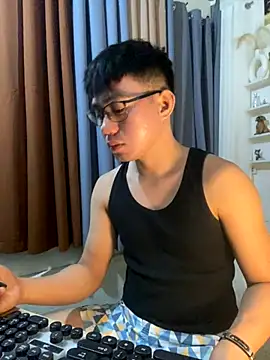 xshyboyx online show from December 3, 2025, 12:04 pm