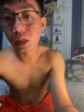 xshyboyx online show from September 24, 2025, 4:13 pm