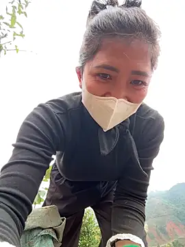 Snapshot of ThiHa003 chatting on December 14, 2025, 2:29 am ThiHa003 online show from December 14, 2025, 2:29 am