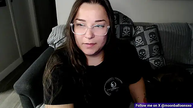 Snapshot of MoonBalloons chatting on November 2, 2025, 3:44 am MoonBalloons online show from November 2, 2025, 3:44 am