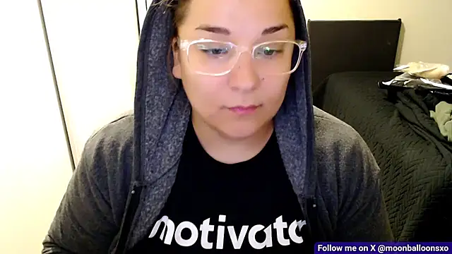 Snapshot of MoonBalloons chatting on November 16, 2025, 7:13 am MoonBalloons online show from November 16, 2025, 7:13 am