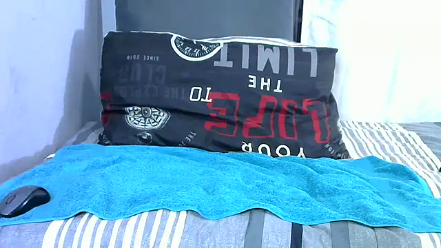 shy-lillyX22 online show from October 20, 2025, 9:37 pm