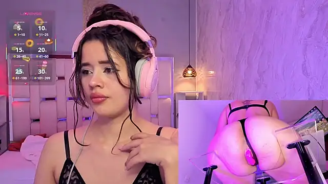 Snapshot of EvelynLips_ chatting on November 21, 2025, 5:06 am EvelynLips online show from November 21, 2025, 5:06 am