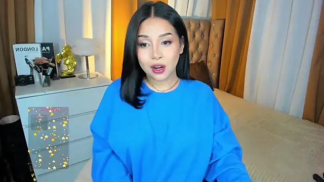 LauraLoove online show from October 12, 2025, 4:08 pm