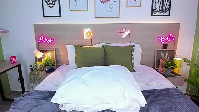 arielmishel online show from September 24, 2025, 6:42 am