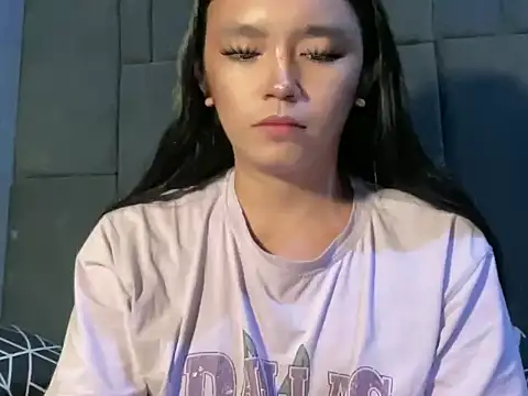 Claudia Johnson online show from November 4, 2025, 6:33 pm