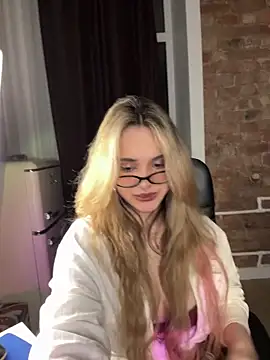 Chloe Ravens online show from September 30, 2025, 8:15 pm