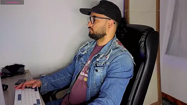 Snapshot of Ernesto-Rodriguez82 chatting on October 10, 2025, 2:34 am Ernesto-Rodriguez82 online show from October 10, 2025, 2:34 am