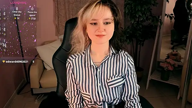 Snapshot of girl_next_doorr chatting on July 10, 2026, 1:22 pm girl next doorr online show from July 10, 2026, 1:22 pm