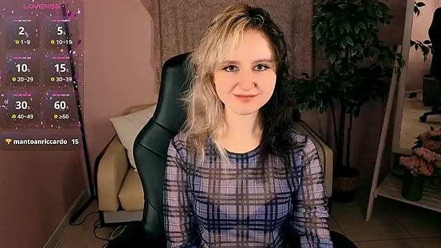 Snapshot of girl_next_doorr chatting on July 5, 2026, 1:18 pm girl next doorr online show from July 5, 2026, 1:18 pm