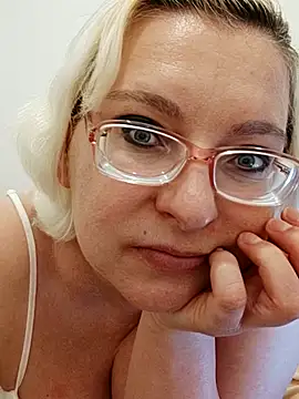 Snapshot of VikaKing chatting on October 25, 2025, 8:31 pm VikaKing online show from October 25, 2025, 8:31 pm