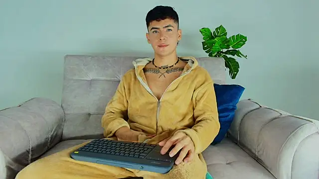 CamiiGuzmanX online show from October 8, 2025, 7:58 pm