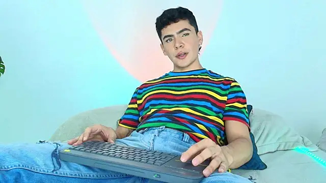 CamiiGuzmanX online show from October 21, 2025, 7:46 pm