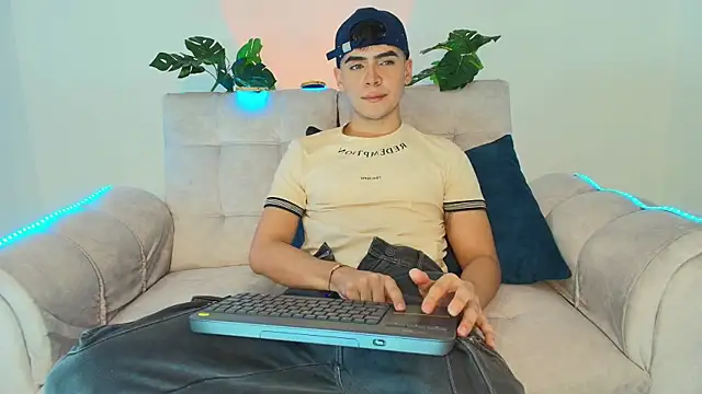 CamiiGuzmanX online show from September 8, 2025, 9:47 pm