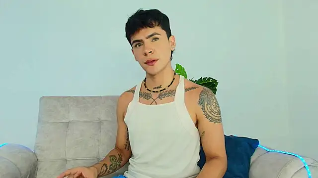 CamiiGuzmanX online show from October 2, 2025, 7:39 pm