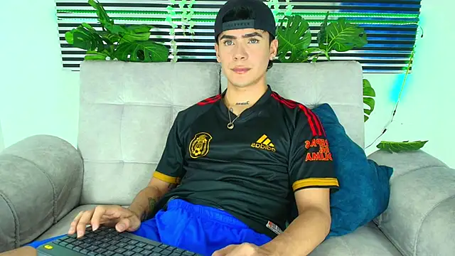 CamiiGuzmanX online show from February 2, 2026, 8:08 pm