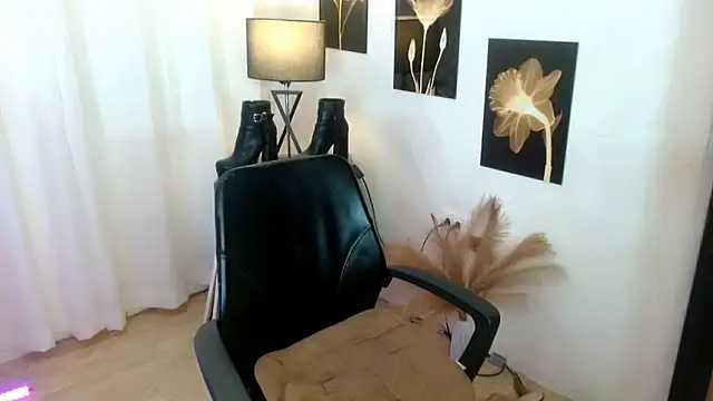 Snapshot of Sassy_Suzuhime chatting on February 13, 2026, 12:05 pm Sassy Suzuhime online show from February 13, 2026, 12:05 pm