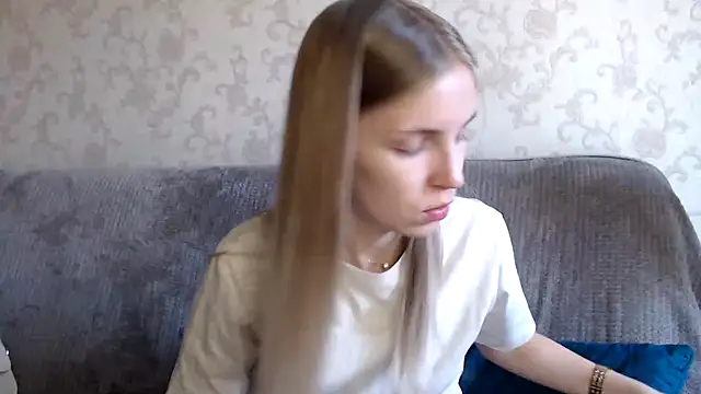 HitGyrl online show from October 18, 2025, 8:05 am