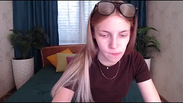 HitGyrl online show from October 9, 2025, 8:15 am