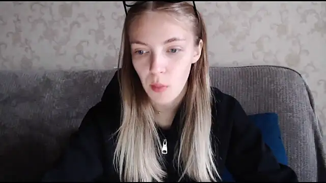 HitGyrl online show from October 4, 2025, 2:35 am