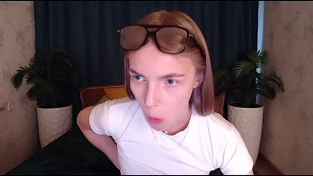 HitGyrl online show from November 6, 2025, 8:18 am