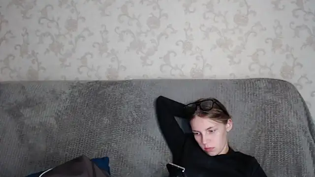 HitGyrl online show from October 8, 2025, 1:12 pm