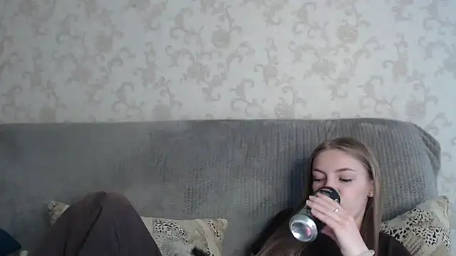 HitGyrl online show from April 22, 2026, 4:41 am