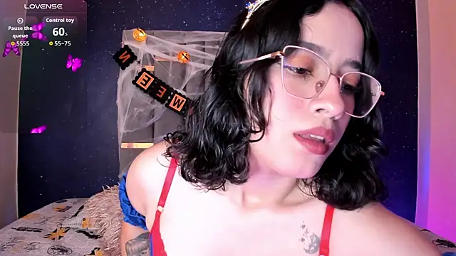 SweetAnya01 online show from October 5, 2025, 4:47 am