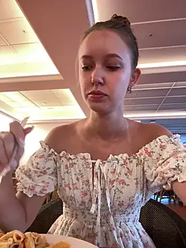 Snapshot of ElliRose chatting on October 11, 2025, 12:33 am ElliRose online show from October 11, 2025, 12:33 am