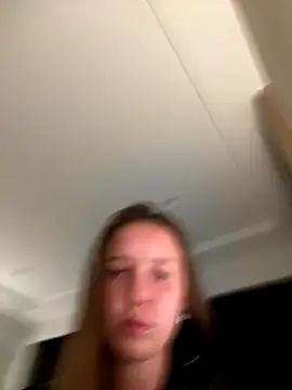 Snapshot of ElliRose chatting on October 23, 2025, 12:04 pm ElliRose online show from October 23, 2025, 12:04 pm