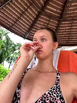 Snapshot of ElliRose chatting on October 21, 2025, 7:19 am ElliRose online show from October 21, 2025, 7:19 am