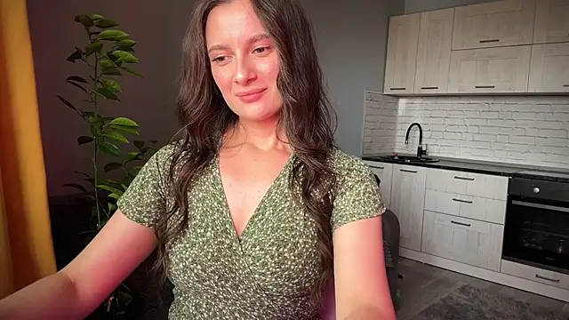 Luna Raee online show from September 20, 2025, 7:57 am