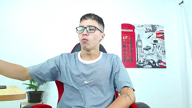 Cumandres18 online show from September 17, 2025, 1:57 pm