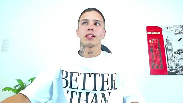 Cumandres18 online show from April 15, 2026, 8:53 pm