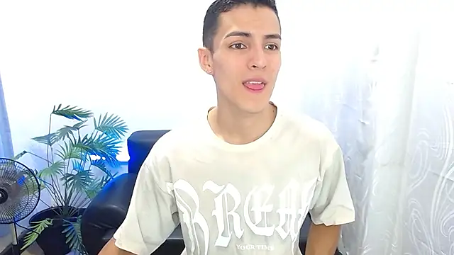 Snapshot of Matiius18 chatting on September 19, 2025, 1:48 pm Matiius18 online show from September 19, 2025, 1:48 pm