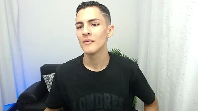 Snapshot of Matiius18 chatting on November 22, 2025, 1:54 pm Matiius18 online show from November 22, 2025, 1:54 pm