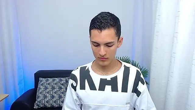 Snapshot of Matiius18 chatting on October 7, 2025, 1:45 pm Matiius18 online show from October 7, 2025, 1:45 pm