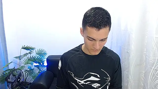 Snapshot of Matiius18 chatting on September 12, 2025, 1:44 pm Matiius18 online show from September 12, 2025, 1:44 pm