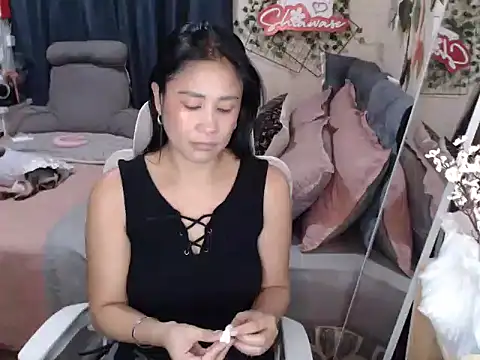 Shiawase1125 online show from November 6, 2025, 1:42 am