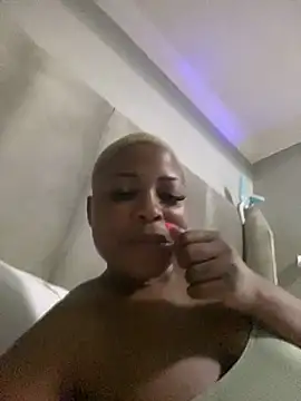 BQueen223 online show from December 18, 2025, 7:07 pm