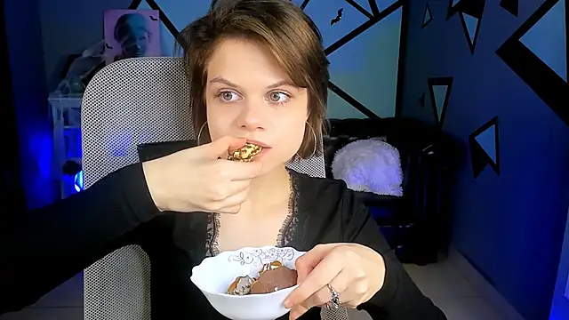 EllieMurler online show from October 23, 2025, 1:10 pm