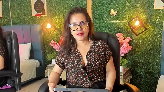 Linagh  online show from October 6, 2025, 11:55 am