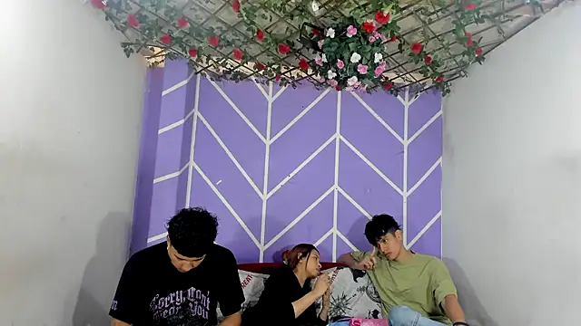 Snapshot of lau_and_boys18 chatting on October 20, 2025, 1:11 pm lau and boys18 online show from October 20, 2025, 1:11 pm