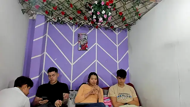 Snapshot of lau_and_boys18 chatting on November 30, 2025, 1:23 pm lau and boys18 online show from November 30, 2025, 1:23 pm