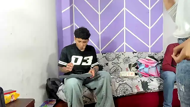 Snapshot of lau_and_boys18 chatting on October 21, 2025, 1:21 pm lau and boys18 online show from October 21, 2025, 1:21 pm