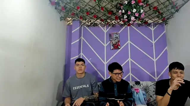 Snapshot of lau_and_boys18 chatting on November 14, 2025, 1:15 pm lau and boys18 online show from November 14, 2025, 1:15 pm