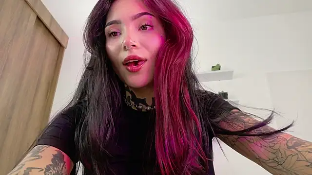 Snapshot of sara_queen10 chatting on April 28, 2026, 1:26 pm sara queen10 online show from April 28, 2026, 1:26 pm