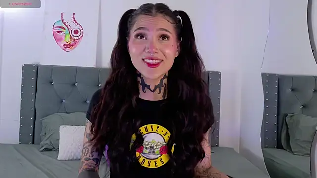 sara queen10 online show from September 25, 2025, 5:19 pm